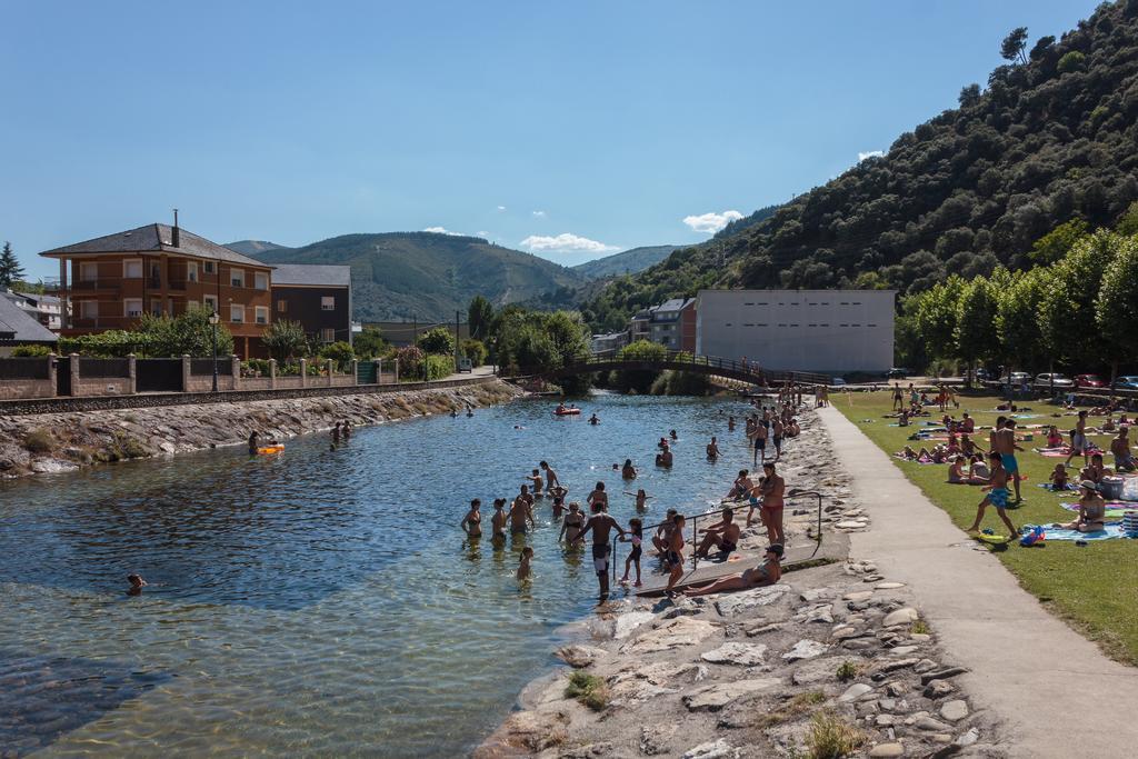 Hostal Tres Campanas Villafranca Del Bierzo Exteriör bild